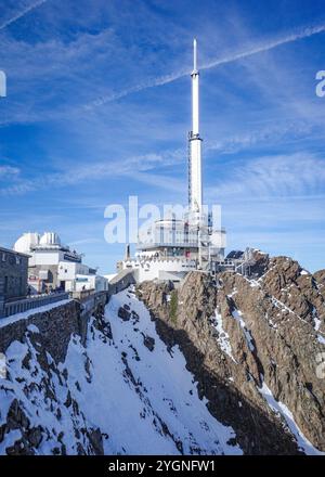 Pic du midi, France - 2 novembre 2024 : vue sur les Pyrénées françaises depuis l'Observatoire du pic du midi Banque D'Images