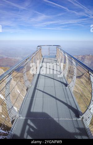 Pic du midi, France - 2 novembre 2024 : vue sur les Pyrénées françaises depuis l'Observatoire du pic du midi Banque D'Images
