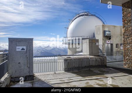 Pic du midi, France - 2 novembre 2024 : vue sur les Pyrénées françaises depuis l'Observatoire du pic du midi Banque D'Images