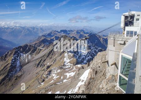 La Mongie, France - 2 novembre 2024 : téléphérique à l'Observatoire du pic du midi, dans les Pyrénées françaises Banque D'Images