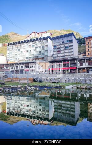 La Mongie, France - 2 novembre 2024 : le village de la Mongie, station de ski pyrénéenne française, près de Bagnères de Bigorre Banque D'Images