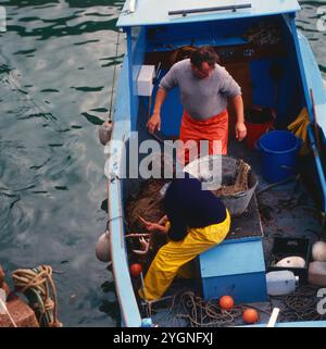 Harte Arbeit auf einem Fischerboot vor den Kanalinseln, um 1985. Banque D'Images