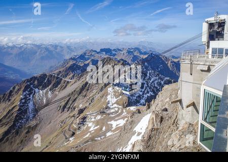 La Mongie, France - 2 novembre 2024 : téléphérique à l'Observatoire du pic du midi, dans les Pyrénées françaises Banque D'Images