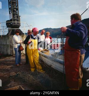 Harte Arbeit auf einem Fischerboot vor den Kanalinseln, um 1985. Banque D'Images