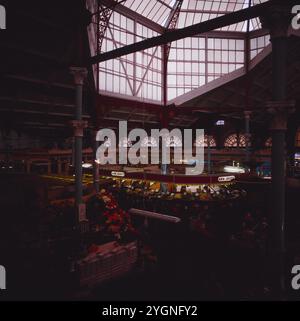 Blick auf das rege Treiben in einer Markthalle auf der Kanalinsel Jersey, um 1985. Banque D'Images