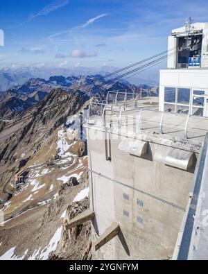 La Mongie, France - 2 novembre 2024 : téléphérique de la Mongie au pic du midi, dans les Pyrénées françaises Banque D'Images