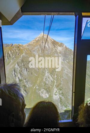 La Mongie, France - 2 novembre 2024 : vue sur les Pyrénées françaises depuis le téléphérique du pic du midi Banque D'Images