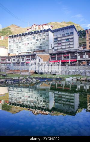 La Mongie, France - 2 novembre 2024 : le village de la Mongie, station de ski pyrénéenne française, près de Bagnères de Bigorre Banque D'Images