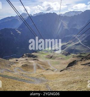 La Mongie, France - 2 novembre 2024 : téléphérique de la Mongie au pic du midi, dans les Pyrénées françaises Banque D'Images
