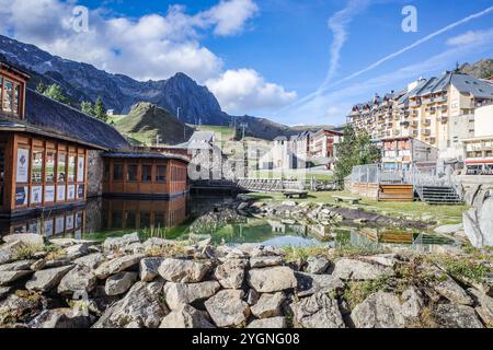 La Mongie, France - 2 novembre 2024 : le village de la Mongie, station de ski pyrénéenne française, près de Bagnères de Bigorre Banque D'Images