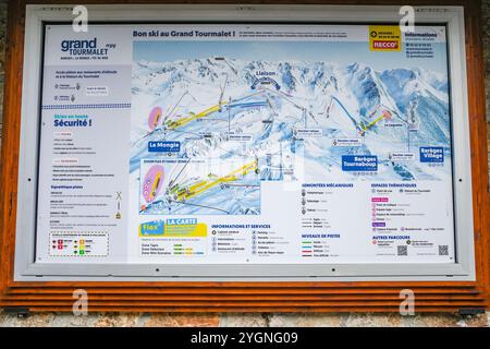 La Mongie, France - 2 novembre 2024 : une carte du domaine skiable du Grand Tourmalet, dans les Pyrénées françaises Banque D'Images