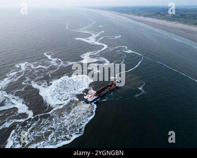 Drague préparant l'installation d'un navire d'un parc éolien offshore à un hub électrique terrestre à Wijk aan Zee, aux pays-Bas. Banque D'Images