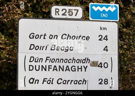 panneau de signalisation principalement en irlandais le long de la voie sauvage de l'atlantique à gweedore pour gort an choirce, doiri beaga, dun fionnachaidh, un carrach fal, comté de donegal, r Banque D'Images