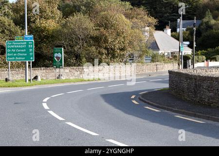 panneau de signalisation principalement en irlandais le long de la sauvage atlantic way n56 traversant le pont en croithli pour gort an choirce, gaoth dobhair, dun fionnachaidh, an f. Banque D'Images