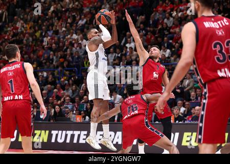 Milan, Italie. 07 novembre 2024. Italie, Milan, 2024 11 07 : Xavier Rathan-Mayes (Madrid) a tiré au milieu de gamme au 2ème quart-temps lors du match de basket EA7 Emporio Armani Milan vs Real Madrid, EuroLeague 2024-2025 Round 8, Unipol ForumItalie, Milan, 2024 11 07 : EA7 Emporio Armani Milan vs Real Madrid, EuroLeague 2024/2025, Round 8, disputé au Forum Unipol. (Photo de Fabrizio Andrea Bertani/Pacific Press) crédit : Pacific Press Media production Corp./Alamy Live News Banque D'Images