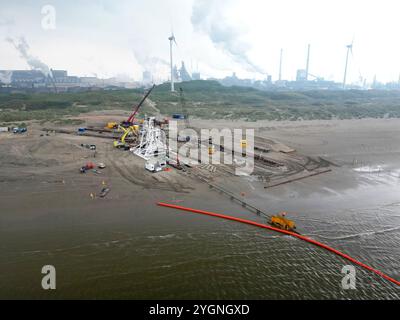 Connecter un navire d'un parc éolien offshore à un hub électrique terrestre à Wijk aan Zee, aux pays-Bas Banque D'Images