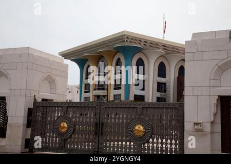 porte en face du palais al alam vieux muscat oman moyen-orient Banque D'Images