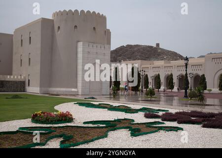 bâtiments et jardins en face du palais al alam ancien muscat oman moyen-orient Banque D'Images