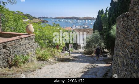 Port Lligat, Espagne - 31 août 2024 : vue sur la baie de Port Lligat, Costa Brava, Catalogne Banque D'Images