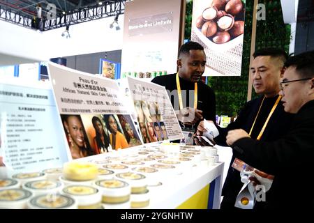 Shanghai. 7 novembre 2024. Les visiteurs apprennent sur les produits africains à la zone d'exposition des produits alimentaires et agricoles lors de la septième China International Import Expo (CIIE) à Shanghai, dans l'est de la Chine, le 7 novembre 2024. L'édition actuelle de CIIE a élargi l'échelle de l'exposition pour les pays et les marques africains à la zone d'exposition du pays et à la zone des produits alimentaires et agricoles, où une large gamme de produits africains de haute qualité avec des caractéristiques distinctives sont présentés. Crédit : Zhang Jiansong/Xinhua/Alamy Live News Banque D'Images