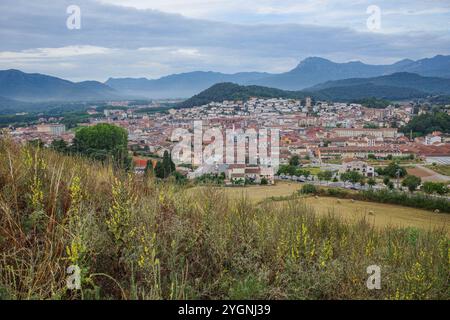 Olot, Espagne - 7 août 2024 : vue depuis le volcan Montsacopa sur la ville d'Olot, Garrotxa, Catalogne Banque D'Images