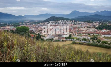 Olot, Espagne - 7 août 2024 : vue depuis le volcan Montsacopa sur la ville d'Olot, Garrotxa, Catalogne Banque D'Images