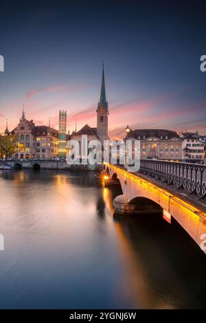 Zurich, Suisse. Image de paysage urbain de Zurich, Suisse au magnifique coucher de soleil d'automne. Banque D'Images