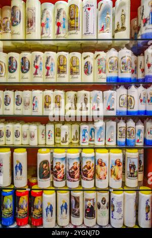 Lourdes, France - 1er novembre 2024 : statues de la Vierge Marie, bougies et autres souvenirs catholiques en vente dans une boutique de cadeaux à Lourdes Banque D'Images