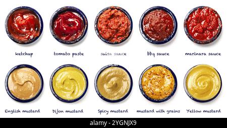 Diverses sauces maison tomate et moutarde dans des bols bleus sur fond blanc Banque D'Images