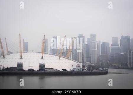 Une vue de l'arène O2 sur la péninsule de Greenwich dans le sud-est de Londres, comme le ciel est rendu gris, causé par la haute pression au-dessus du Royaume-Uni piégeant l'humidité près de la surface de la Terre, créant des nuages tenaces ou, dans le langage météorologique, une «morosité anticyclonique». La haute pression entraîne peu ou pas de vent qui autrement déplacerait le nuage autour et le briserait. Date de la photo : vendredi 8 novembre 2024. Banque D'Images