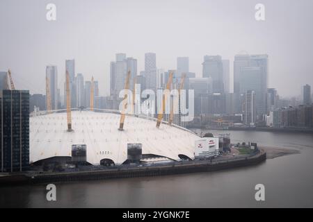 Une vue de l'arène O2 sur la péninsule de Greenwich dans le sud-est de Londres, comme le ciel est rendu gris, causé par la haute pression au-dessus du Royaume-Uni piégeant l'humidité près de la surface de la Terre, créant des nuages tenaces ou, dans le langage météorologique, une «morosité anticyclonique». La haute pression entraîne peu ou pas de vent qui autrement déplacerait le nuage autour et le briserait. Date de la photo : vendredi 8 novembre 2024. Banque D'Images