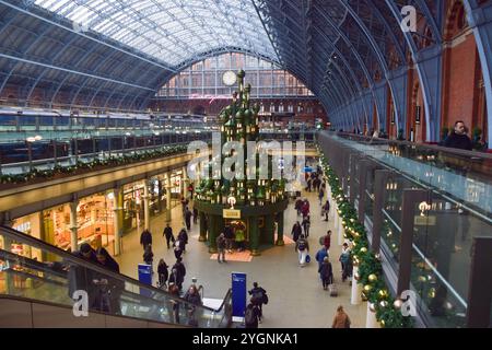 Londres, Royaume-Uni. 8 novembre 2024. Installation d'arbre de Noël à la gare internationale de St Pancras, pour la promotion du film 'Wicked'. Crédit : Vuk Valcic/Alamy Banque D'Images