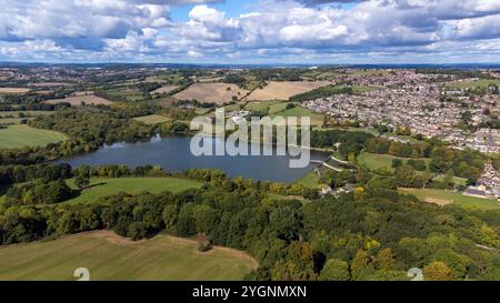 Drone aérienne photo du grand réservoir de Worsbrough dans le village de Worsbrough, Barnsley à Sheffield, au Royaume-Uni, montrant le village britannique et ho Banque D'Images