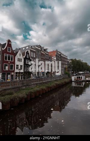 Amsterdam, NL, 10 OCT 2021 : bâtiments typiquement hollandais et canaux pittoresques d'Amsterdam, la capitale des pays-Bas. Banque D'Images