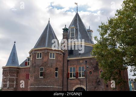 Amsterdam, NL, 10 OCT 2021 : le Waag est un bâtiment du XVe siècle sur la place Nieuwmarkt à Amsterdam, à l'origine une porte de la ville et une partie des murs d'AMS Banque D'Images