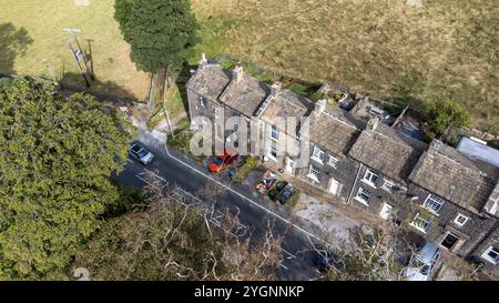 Photo de drone aérienne du magnifique village de East Morton à Keighley dans le Yorkshire au Royaume-Uni, montrant d'anciennes rangées historiques de maison mitoyenne traditionnelle Banque D'Images