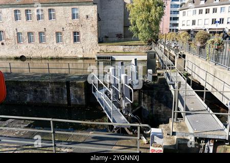 Cette vue alternative, détaillée de Strasbourg en Alsace, met en valeur les maisons traditionnelles à colombages de la ville dans le quartier de la petite France. Banque D'Images