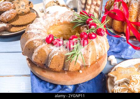 Pâtisseries de Noël faites maison, tarte au cheesecake avec sucre en poudre, canneberges et romarin.Fond de cuisson de Noël et du nouvel an Banque D'Images