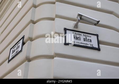 Panneau de signalisation et de surveillance à Budapest Corner, l'une des principales rues commerçantes emblématiques de Budapest - Hongrie. Banque D'Images