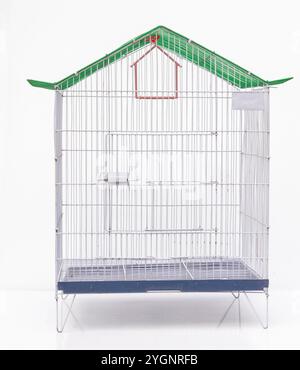 Cage métallique d'oiseau vide sur fond isolé blanc Banque D'Images