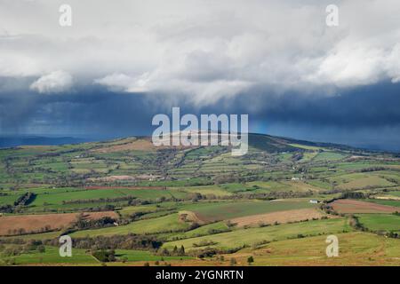 Brown Clee Hill, le point culminant du Shropshire, vue depuis la colline voisine de Titterstone Clee Hill. Banque D'Images