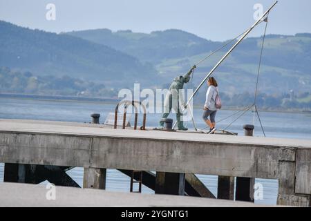 Santoña, Espagne, 8 novembre 2024 : femme le long de la promenade de Santoña, le 8 novembre 2024, à Santoña, Espagne. Crédit : Javier Linares Misioner / Alamy Live News. Banque D'Images