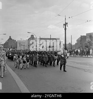 WV (Warschauer Vertrag) nationale Volksarmee mit Wachaufzug auf dem Weg zum Wachwechsel an der Neuen Wache Unter den Linden in Ost Berlin, hier unterwegs auf der Weidendammer Brücke auf der Friedrichstraße in Richtung Unter den Linden, DDR 1968. Banque D'Images