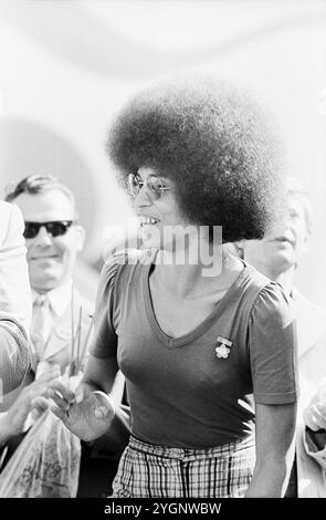 Die US-amerikanische Bürgerrechtlerin, Black Power-Symbolfigur, Philosophin, Humanwissenschaftlerin und Schriftstellerin, zu diesem Zeitpunkt Führungsperson der Kommunistischen Partei der USA (CPUSA) Angela Davis auf der Ehrentribüne der X. Weltfestspielen der Jugend und Studenten in Ost-Berlin, DDR 1973. Banque D'Images