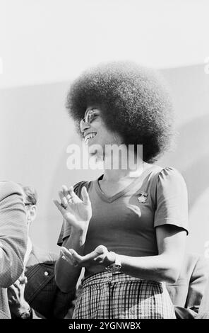 Die US-amerikanische Bürgerrechtlerin, Black Power-Symbolfigur, Philosophin, Humanwissenschaftlerin und Schriftstellerin, zu diesem Zeitpunkt Führungsperson der Kommunistischen Partei der USA (CPUSA) Angela Davis auf der Ehrentribüne der X. Weltfestspielen der Jugend und Studenten in Ost-Berlin, DDR 1973. Banque D'Images