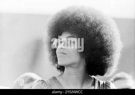 Die US-amerikanische Bürgerrechtlerin, Black Power-Symbolfigur, Philosophin, Humanwissenschaftlerin und Schriftstellerin, zu diesem Zeitpunkt Führungsperson der Kommunistischen Partei der USA (CPUSA) Angela Davis auf der Ehrentribüne der X. Weltfestspielen der Jugend und Studenten in Ost-Berlin, DDR 1973. Banque D'Images