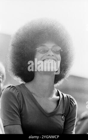 Die US-amerikanische Bürgerrechtlerin, Black Power-Symbolfigur, Philosophin, Humanwissenschaftlerin und Schriftstellerin, zu diesem Zeitpunkt Führungsperson der Kommunistischen Partei der USA (CPUSA) Angela Davis auf der Ehrentribüne der X. Weltfestspielen der Jugend und Studenten in Ost-Berlin, DDR 1973. Banque D'Images