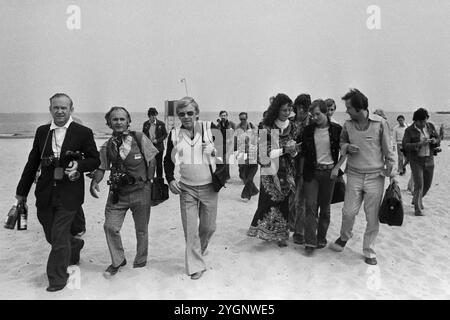 Die rumänische Pop-Sängerin Angela Similea, umringt von Pressefotografen, gibt Autogramme am Strand von Sopot, WO sie beim Intervision Song Contest 1977 (Sopot 77) zusammen mit Olimpia Panciu und Marius Teicu [Ţeicu] auf den 9. Platz und mit ihrem Solo-Auftritt auf den 18. Platz kam, Polen 1977. Banque D'Images