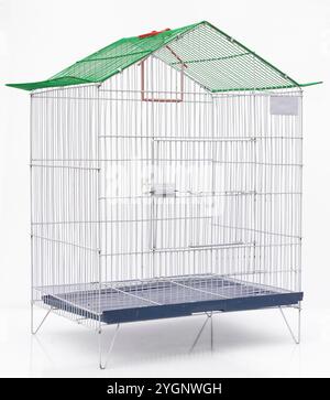 Cage en métal pour oiseaux sur fond isolé blanc avec espace de copie. Banque D'Images