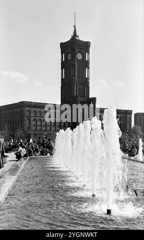 Der Springbrunnen der Wasserkaskaden unterm Fernsehturm und vor dem Roten Rathaus in Berlin Mitte, fotografiert von DDR-Show-Fotograf Tassilo Leher, DDR 1975. Banque D'Images